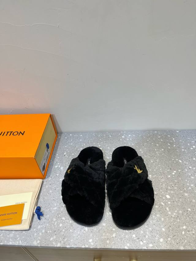 驴牌新款羊毛电绣平底拖鞋 超舒适的lv双带毛拖 简约随性 时髦有范， 慵懒又不乏高级感，最舒适的拖鞋没有之一 随意上脚都好看有型，绝绝子 鞋面：羊毛 原版扣 内